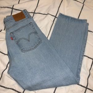 Light wash Levi’s mom jeans